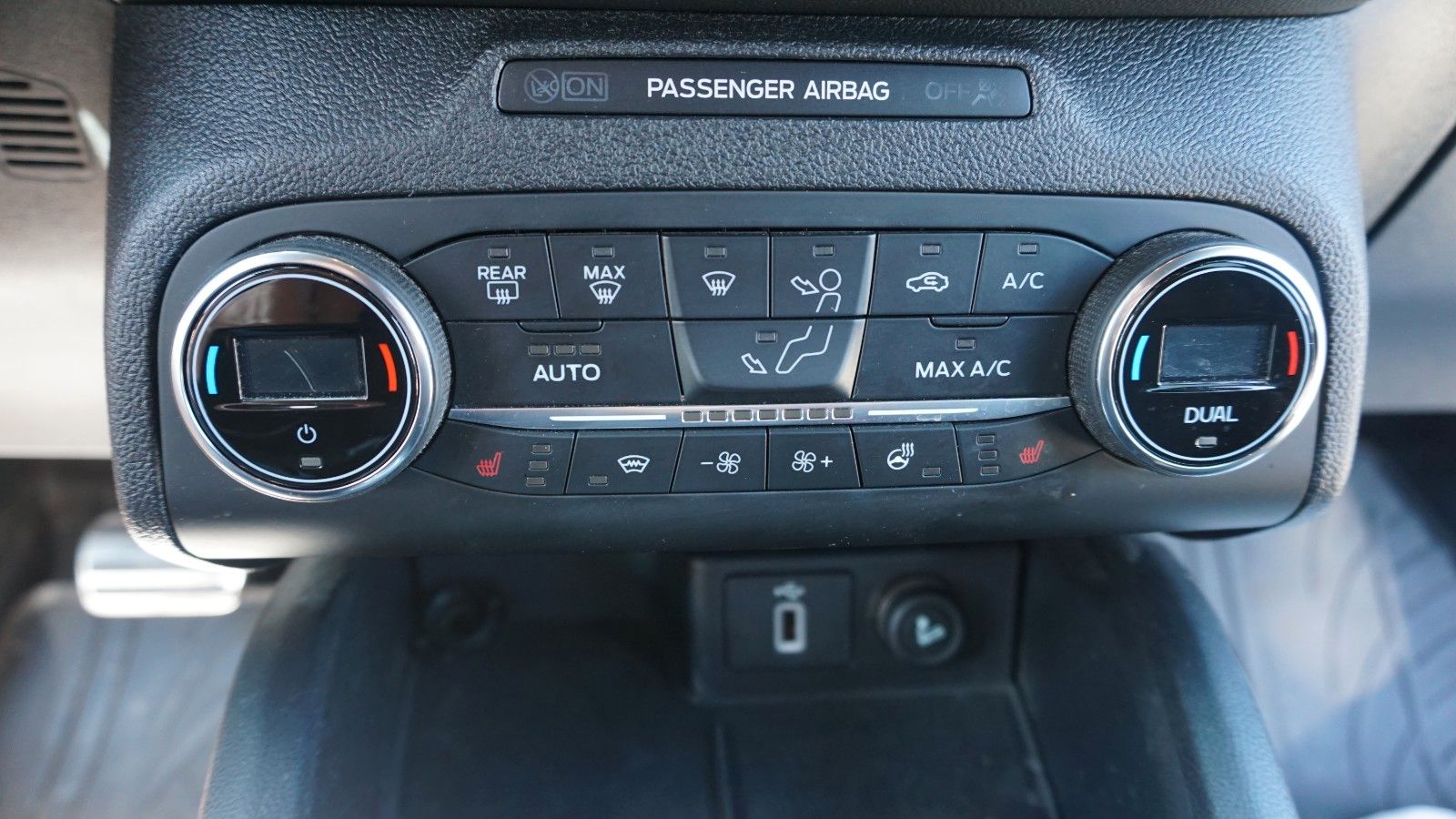 Fahrzeugabbildung Ford Focus Lim. ST-Line, LED, B&O Sound, Navi, Sport