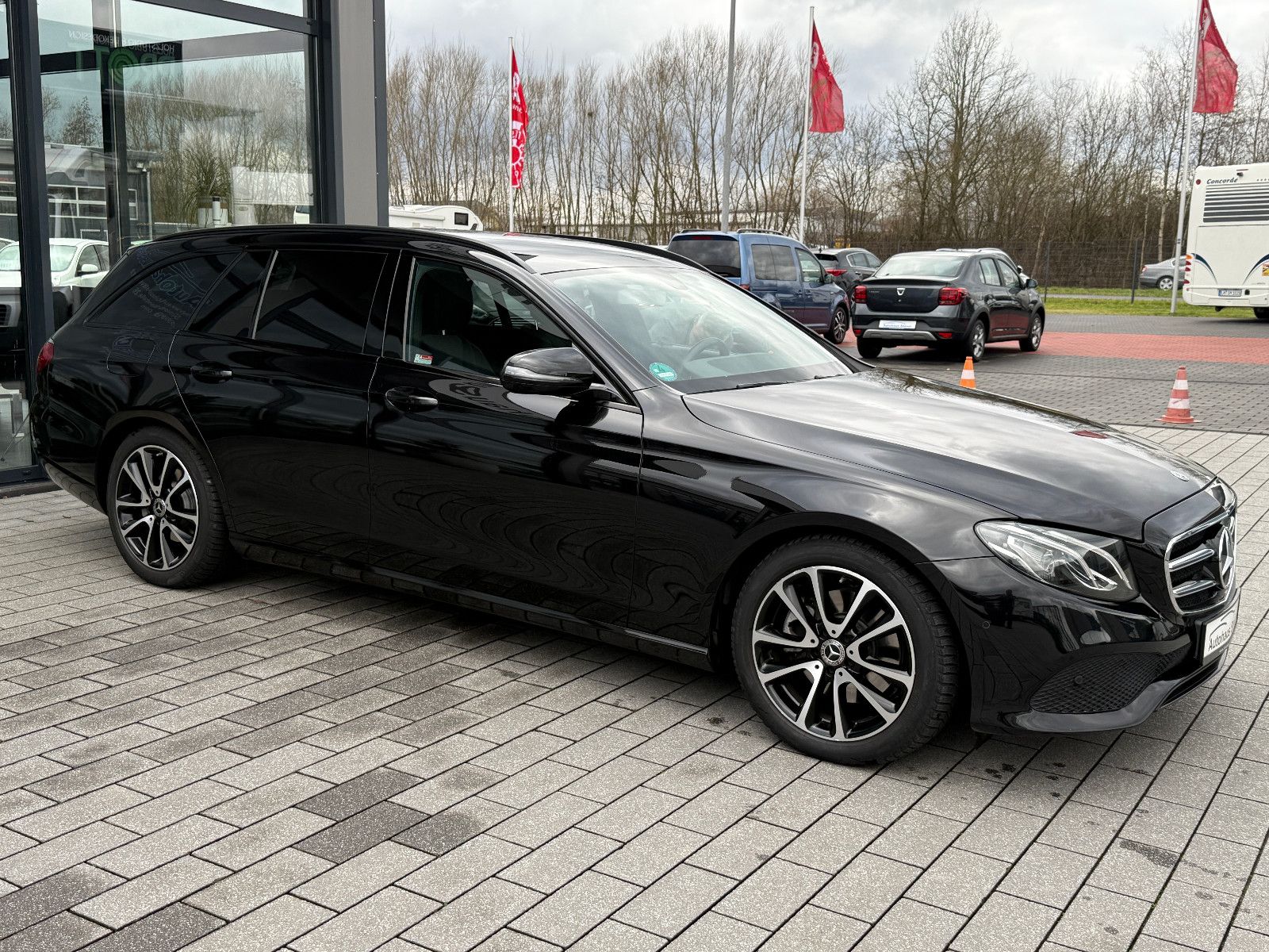 Fahrzeugabbildung Mercedes-Benz E 200 T Avantgarde NAVI KLIMAAUTO CAM LED SITZH.