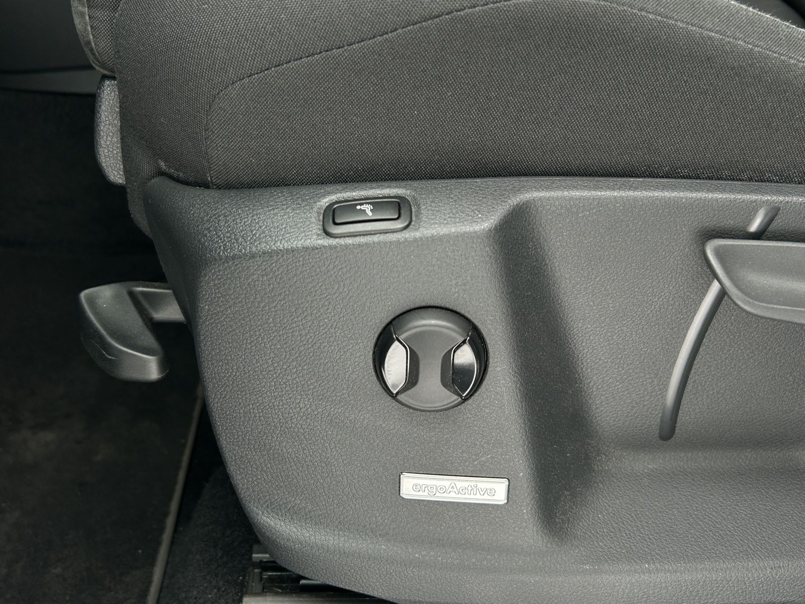 Fahrzeugabbildung Volkswagen Touran Highline TDI DSG LED ACC AHK SH Massage P