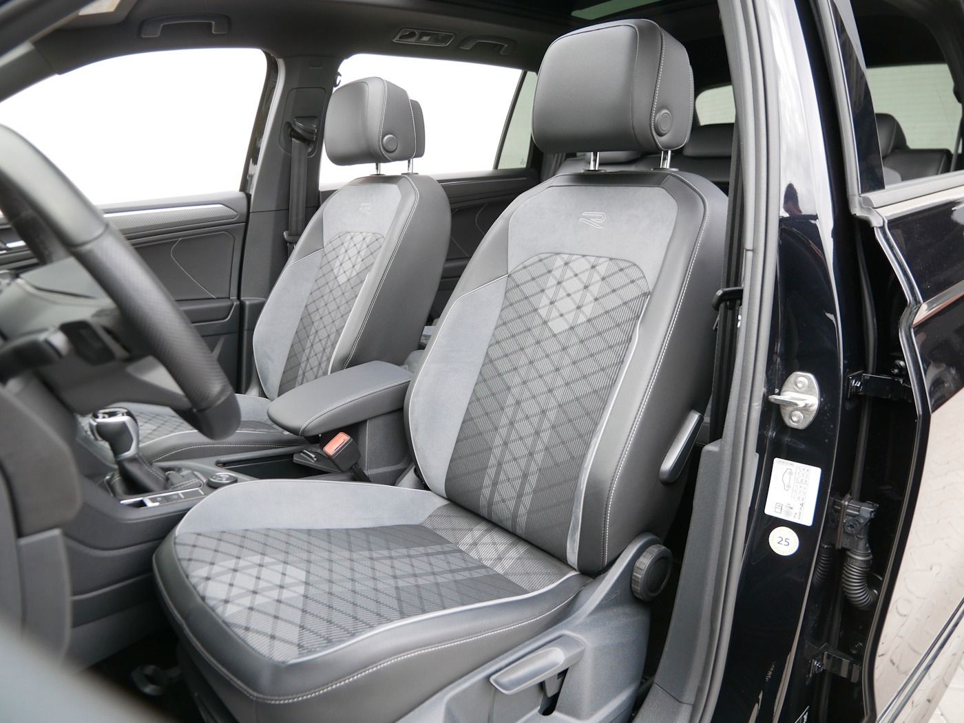 Fahrzeugabbildung Volkswagen Tiguan Allspace 2.0 4x4 R-Line NEU75T 7-Sitze AH