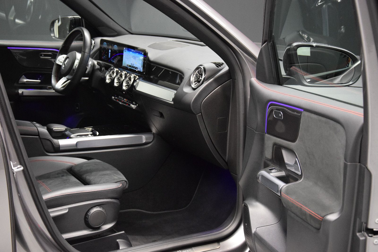 Fahrzeugabbildung Mercedes-Benz GLB 200 AMG Line 7Sitze Pano Ambi Widescreen AHK