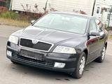 Skoda Octavia Lim. Ambiente 1.6  Automatik  1 Hand - Skoda Octavia mit Benzin-Antrieb: Limousine, 1.6