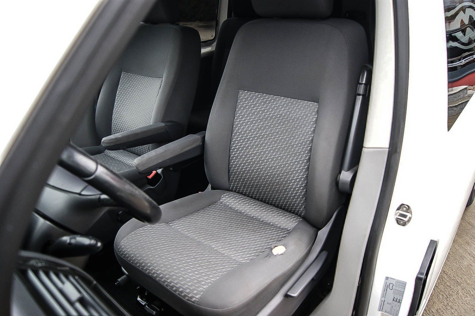 Fahrzeugabbildung Volkswagen T5 2.0TDI Mixto lang 4Motion DSG 5-SITZE ANHZV