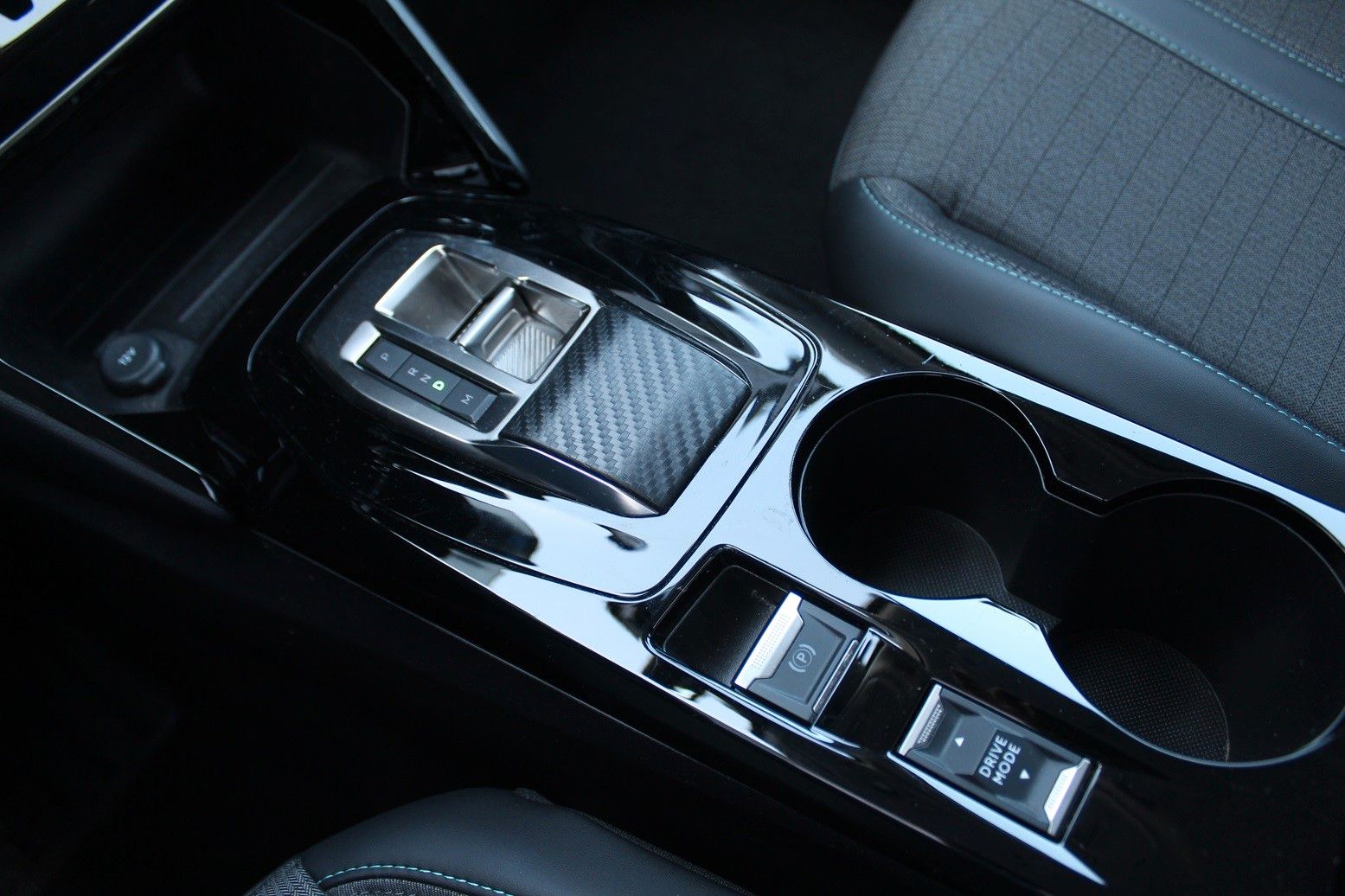 Fahrzeugabbildung Peugeot 2008 Allure Pack 1.2T NAVI/LED/PDC/180°CAM/DAB+