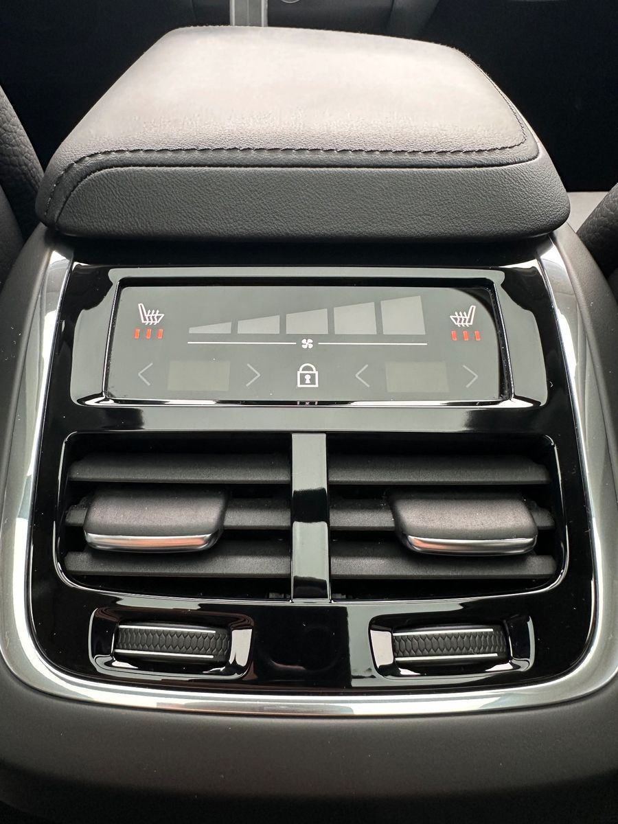 Fahrzeugabbildung Volvo XC60 B5 B AWD Ultimate Dark LED+PANO+AHK+STHZ