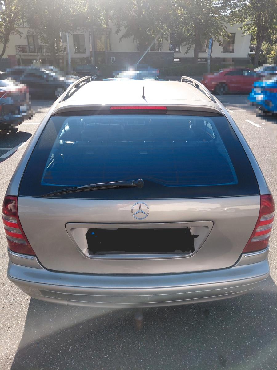 Mercedes-Benz 320 2004 — rear view