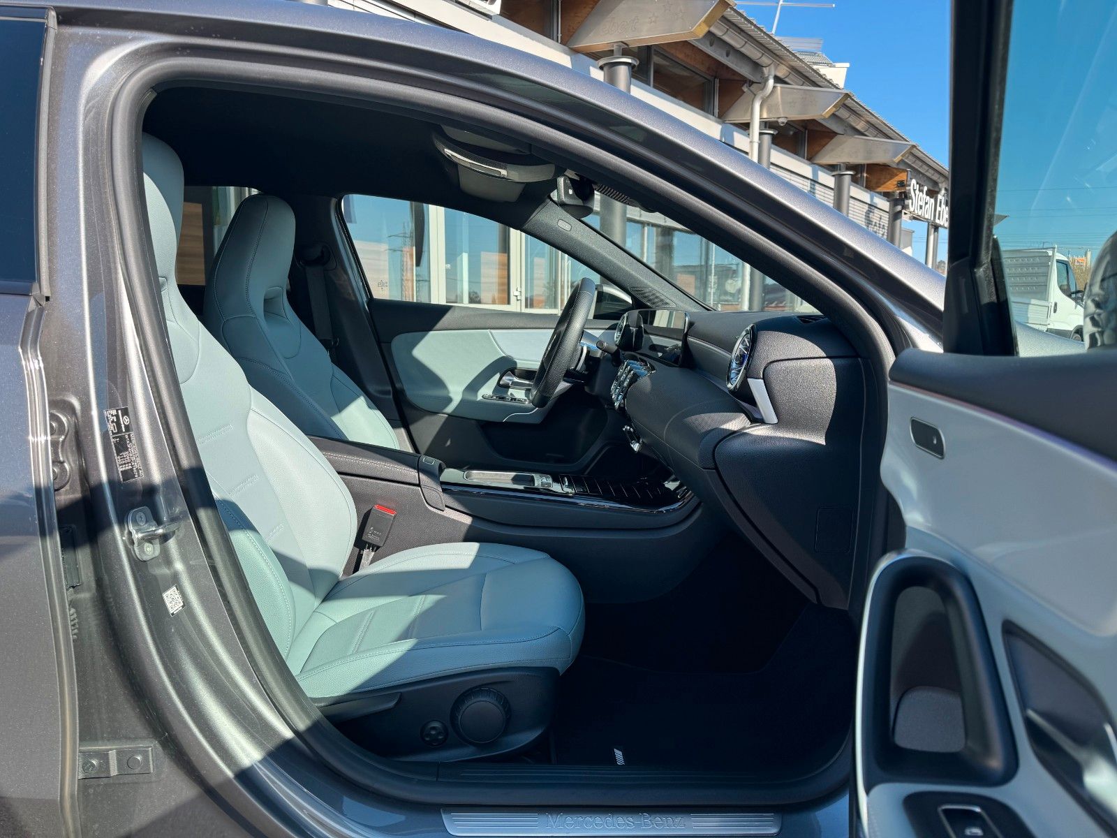 Fahrzeugabbildung Mercedes-Benz A 250 4Matic+AMG+AHK+Ambiente+RKF+Leder