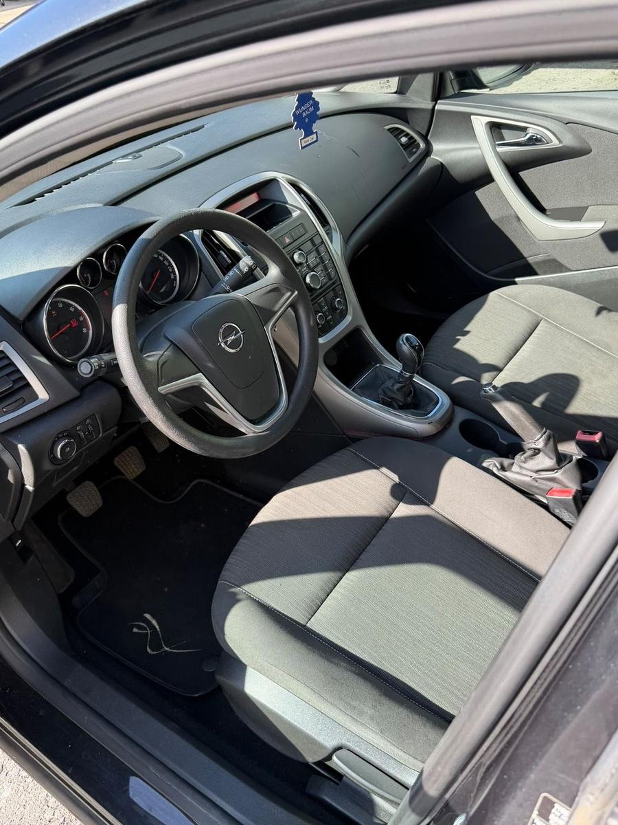 Opel Astra 2012 — photo 8