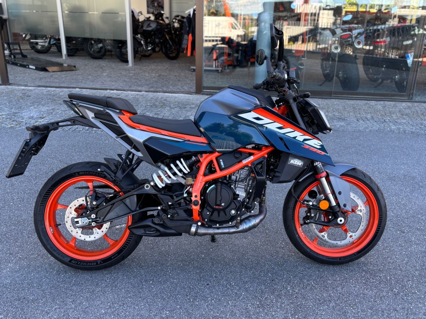 Fahrzeugabbildung KTM 390 Duke Modell 2025 beide Farben lagernd