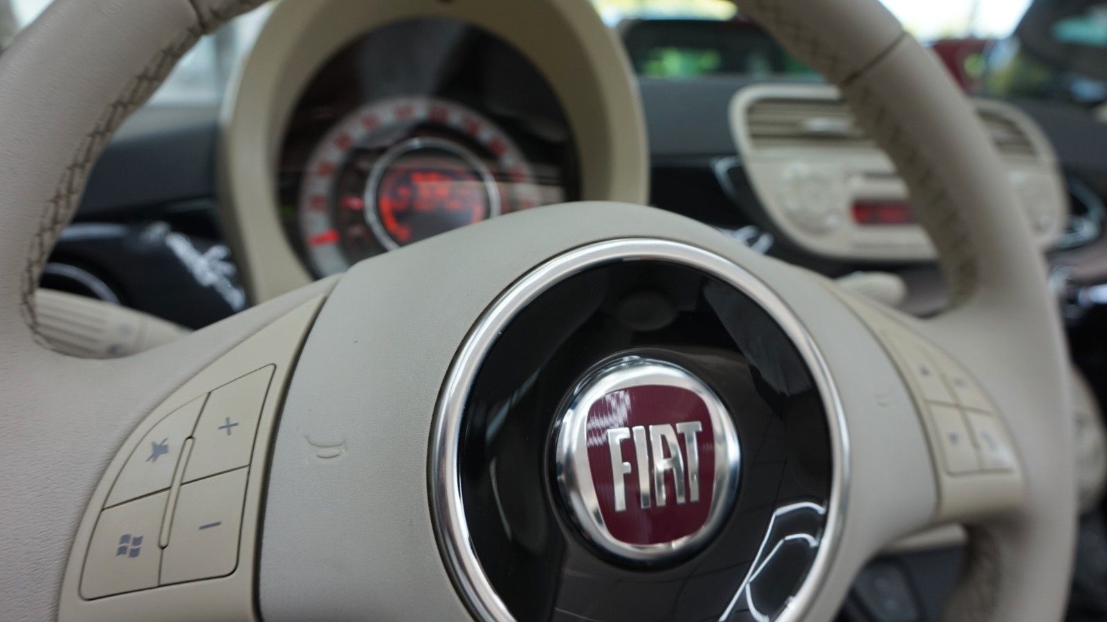 Fahrzeugabbildung Fiat 500 Lounge Cabrio  Scheckh. gepfl. TÜV neu