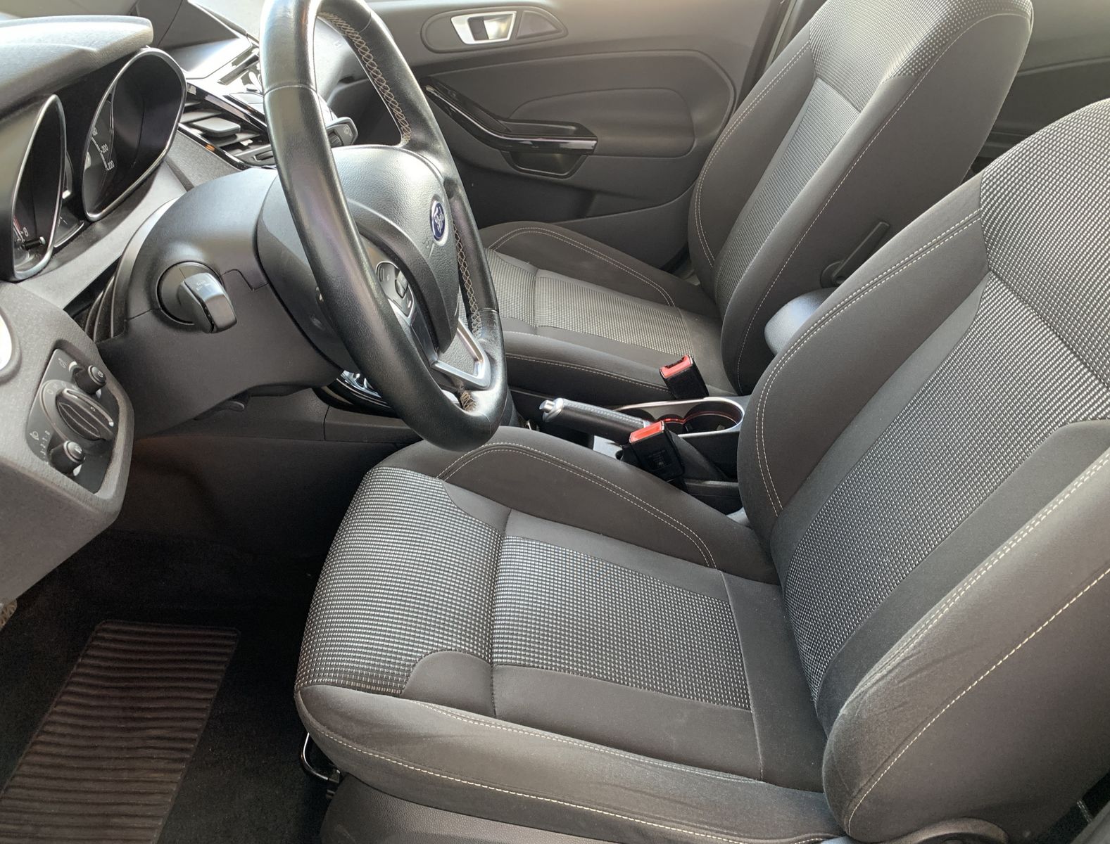 Fahrzeugabbildung Ford Fiesta 1.0 Titanium*AHK*Cam*SHZ*Navi*Klima*