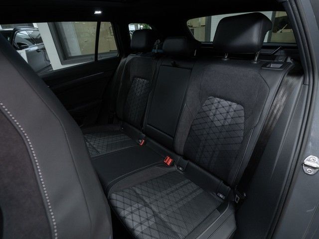 Golf VIII Variant R-Line eTSI DSG Black-Style Pa