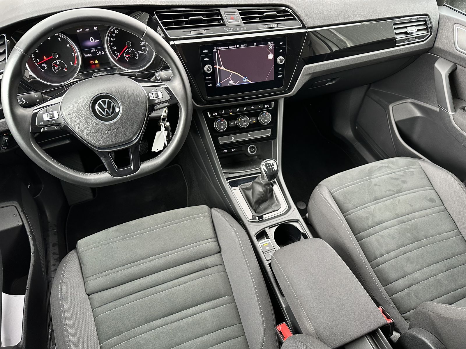 Fahrzeugabbildung Volkswagen Touran 1.5 TSI Highline+NAV+LED+ACC+AHK+KAMERA