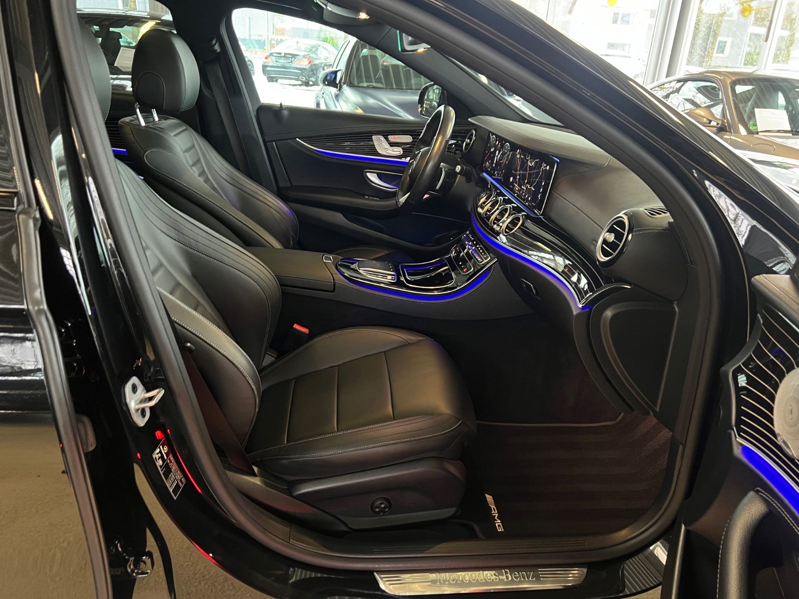 Fahrzeugabbildung Mercedes-Benz E 400 d 4Matic AMG LINE *PANO*designo-manufaktur