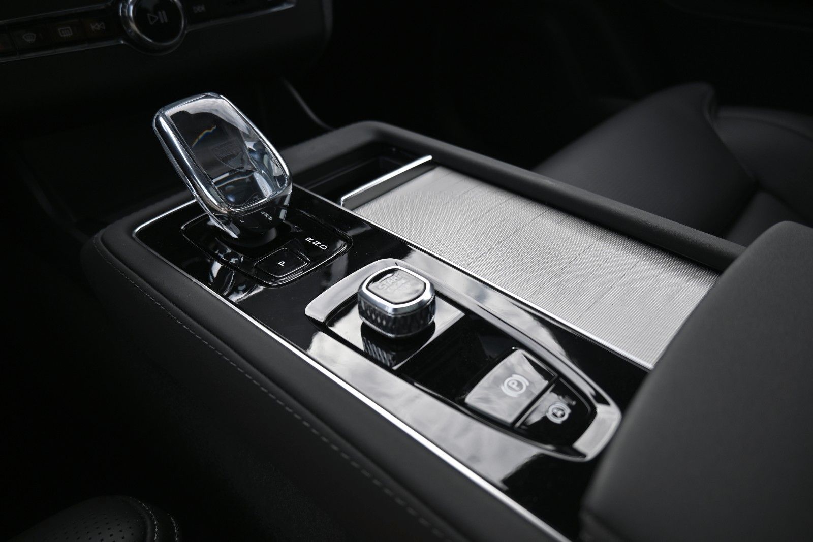 Fahrzeugabbildung Volvo XC90 T8 AWD Ultra Black Edition*LUFT*360*ACC*AHK