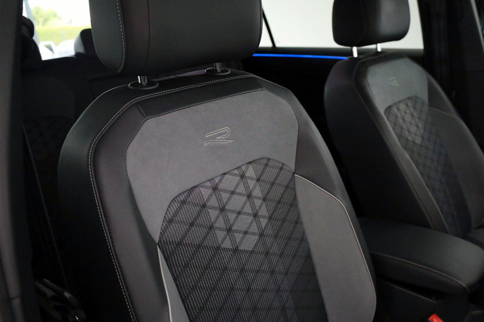 Fahrzeugabbildung Volkswagen Tiguan Allspace R-Line 4M Navi,LED,ACC,360°,AHK,