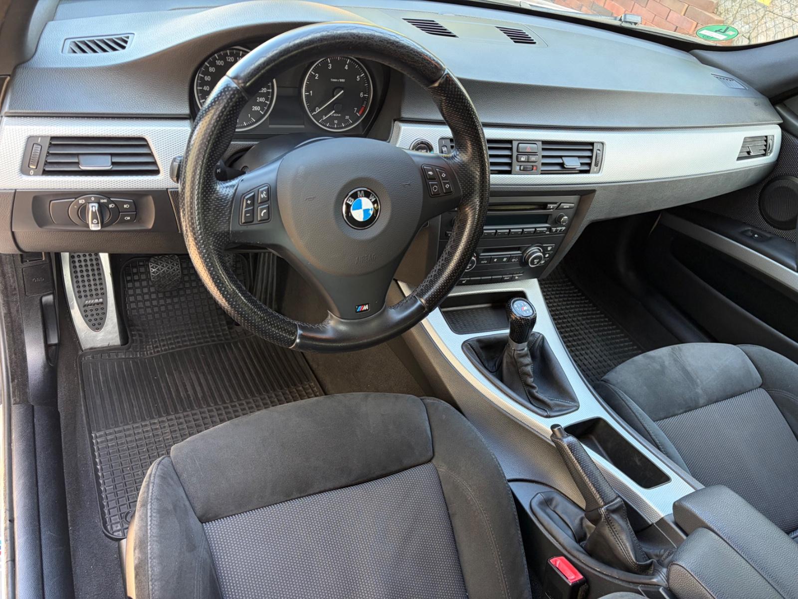 BMW 318 2010 — photo 12
