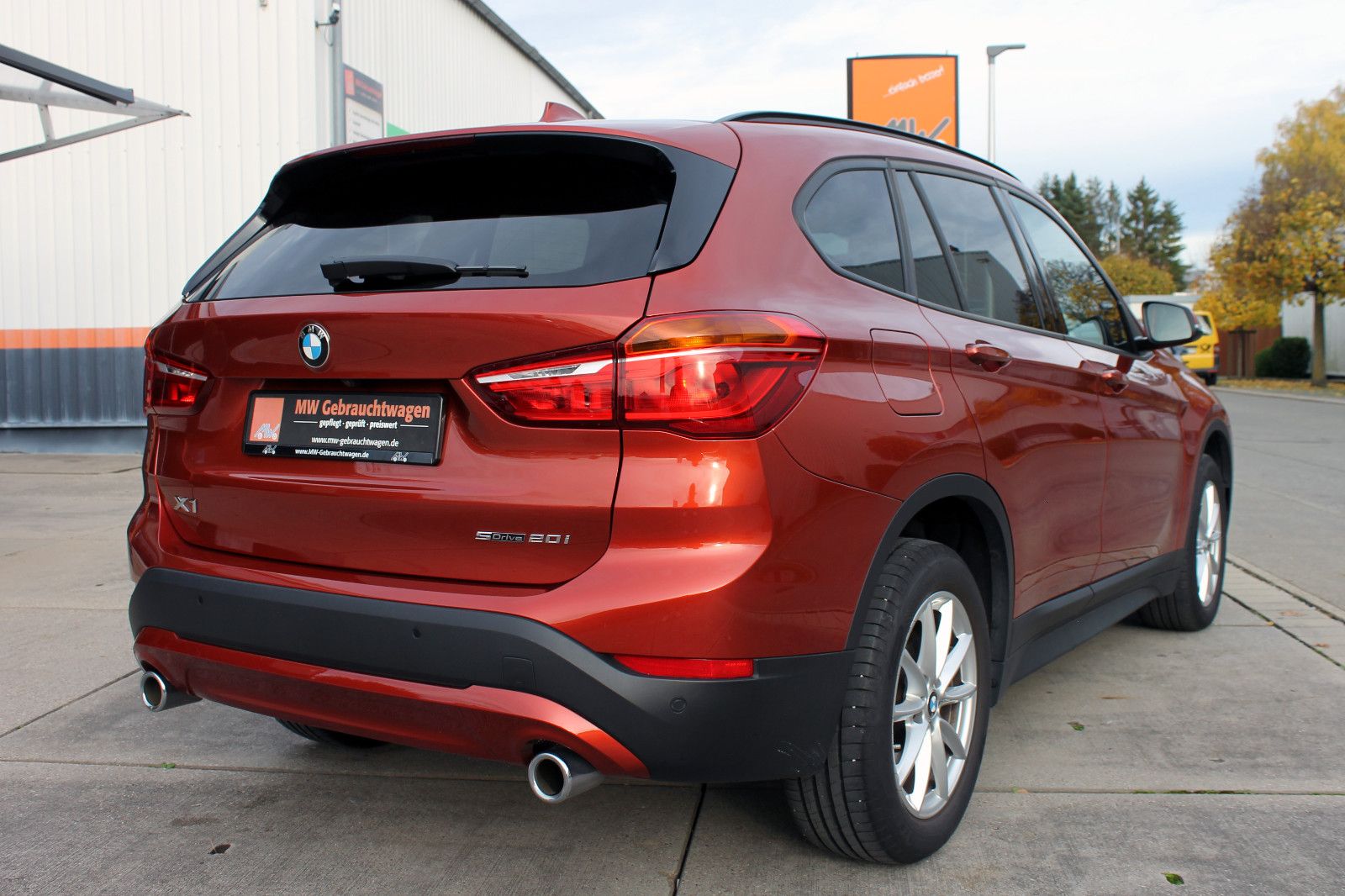 Fahrzeugabbildung BMW X1 sDrive 20i Steptr. Advantage KAM PDC SHZ TEMP