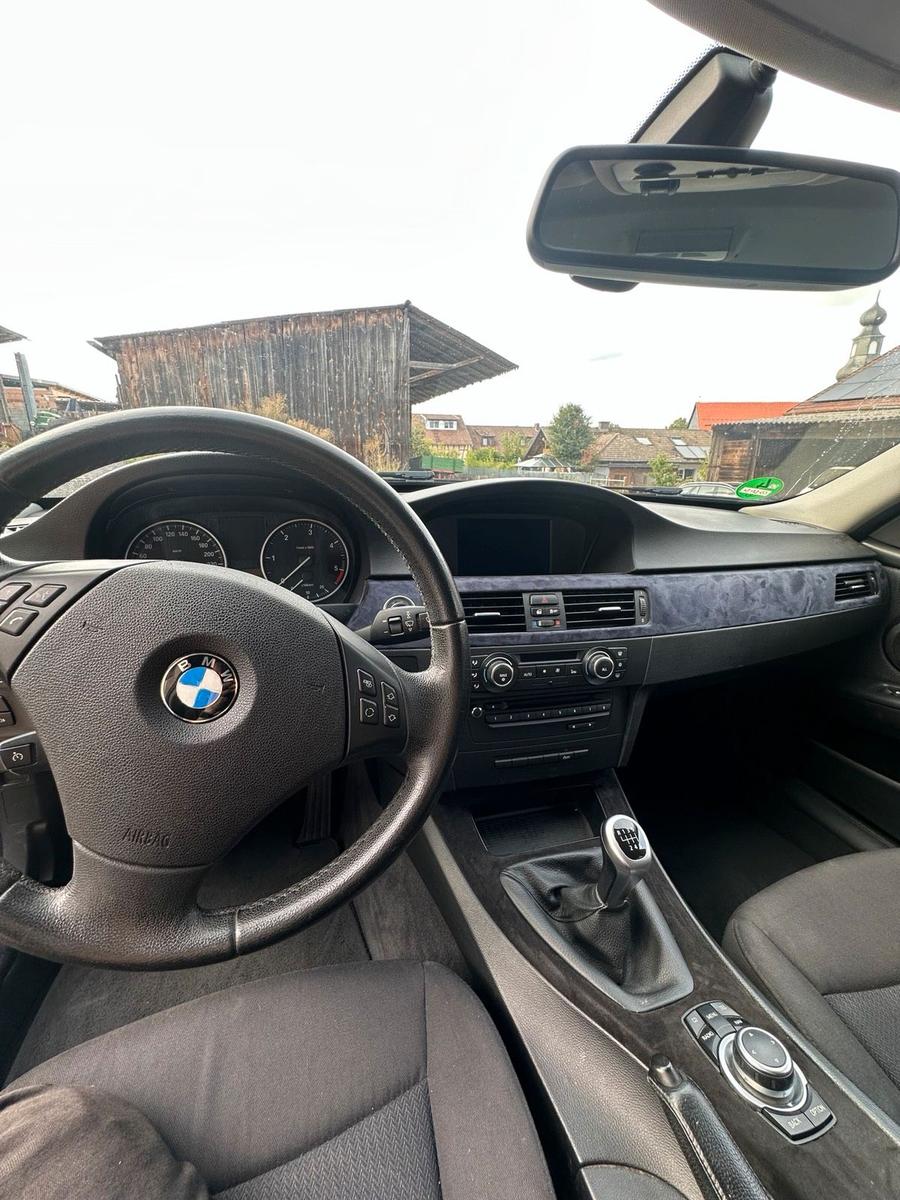 BMW 318 2011 — photo 11