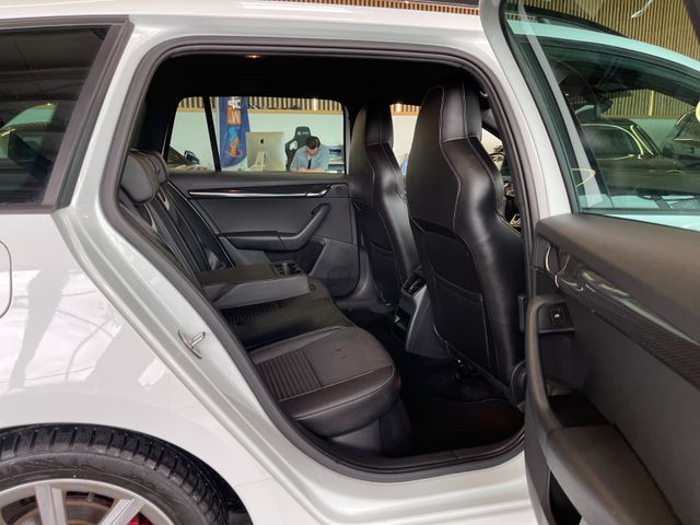 Skoda Octavia Combi RS *TEMPOMAT*NAVI*AHK*BI-XENON*