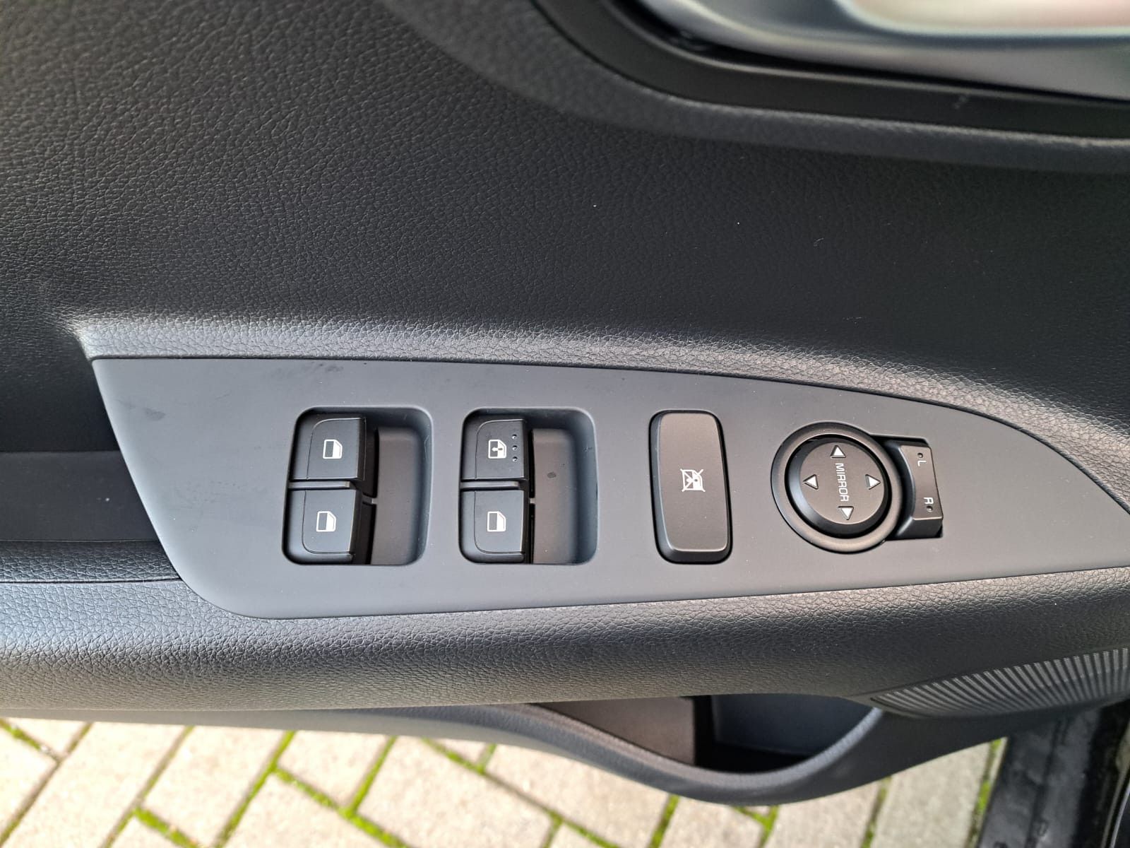 Fahrzeugabbildung Kia Stonic 1.0 T-GDI AUTOMATIK LED NAVI WINTERPAKET