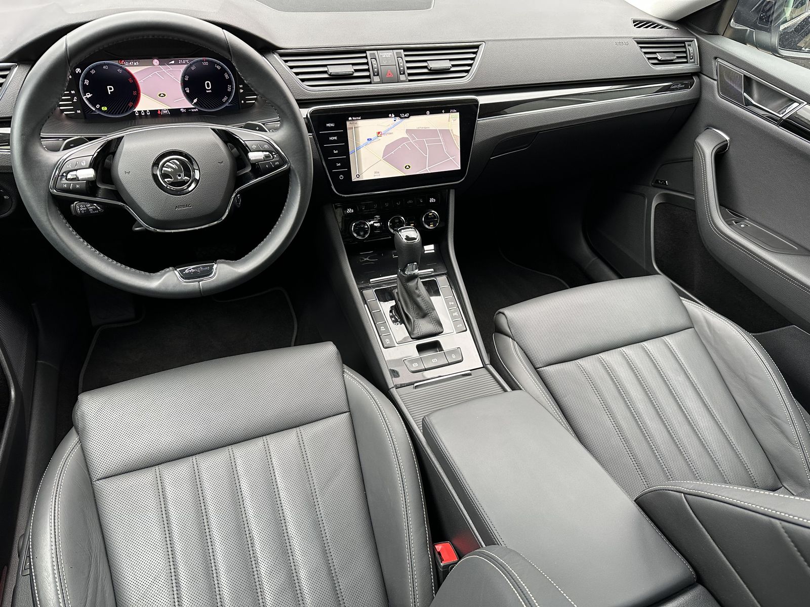 Fahrzeugabbildung SKODA Superb Combi 2.0 TDI DSG L&K NAV+LED+PANO+STANDH