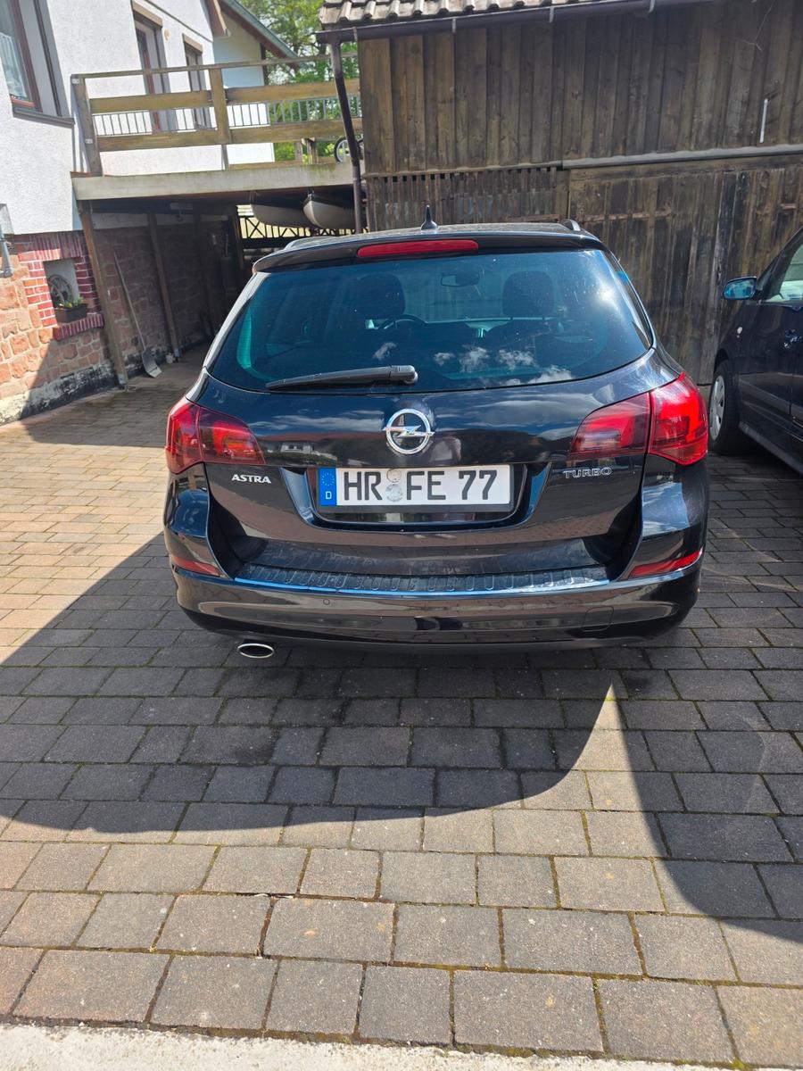 Opel Astra 2011 — engine 1.598 cm³, 179 HP (132kW)