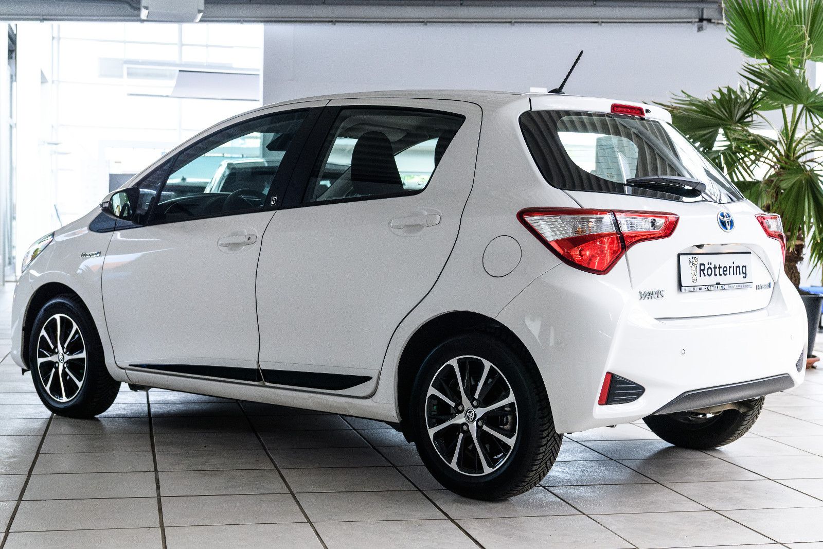 Fahrzeugabbildung Toyota Yaris Hybrid Team D+NAVI+SHZ+RFK+GJR+ALU+BICOLOR