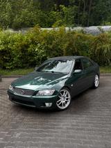 Lexus IS 200 - - - Lexus IS 200 mit Benzin-Antrieb