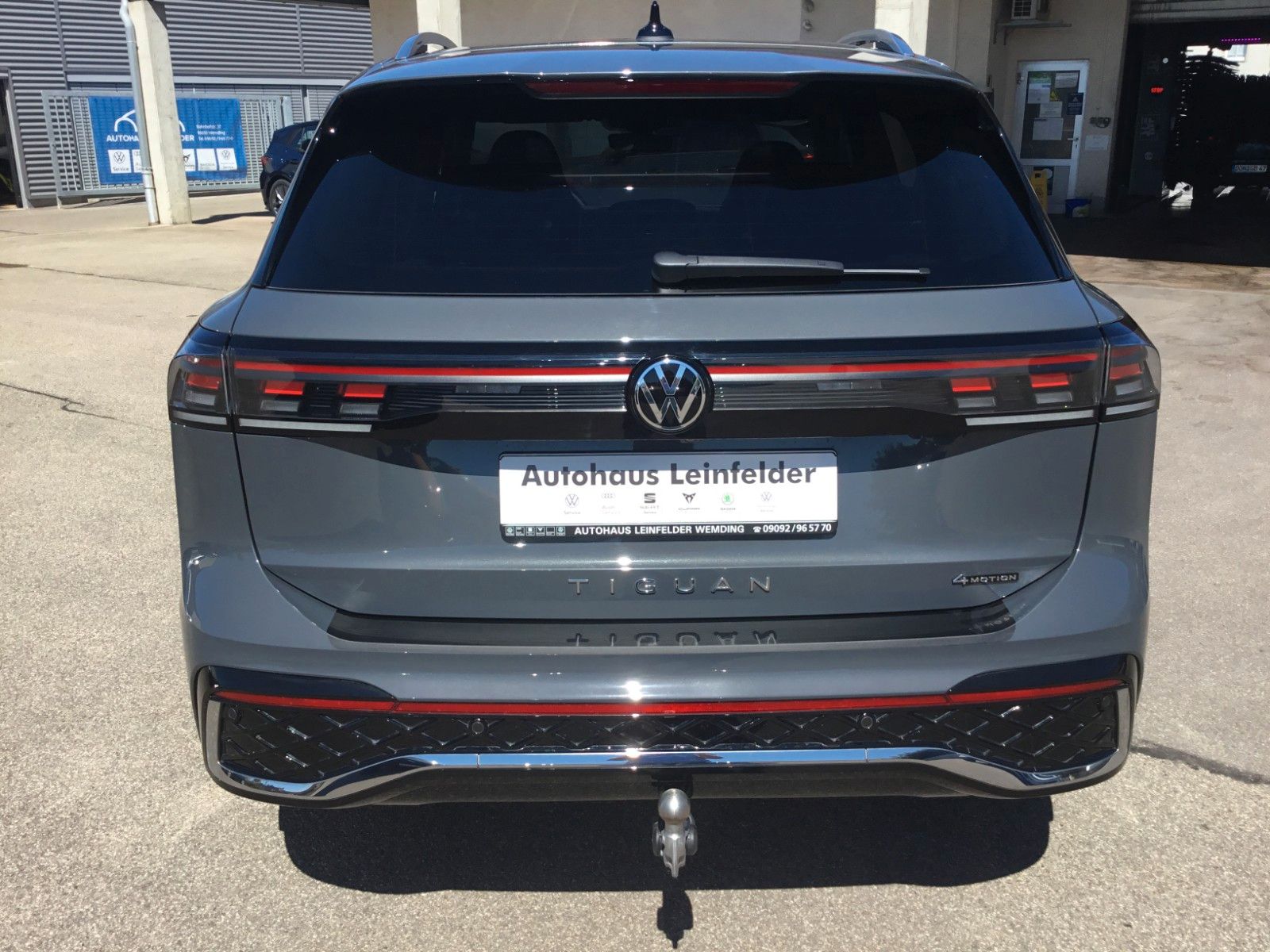 Fahrzeugabbildung Volkswagen Tiguan 2.0 TSI DSG 4M R-Line+Pano+AHK+IQLight+20