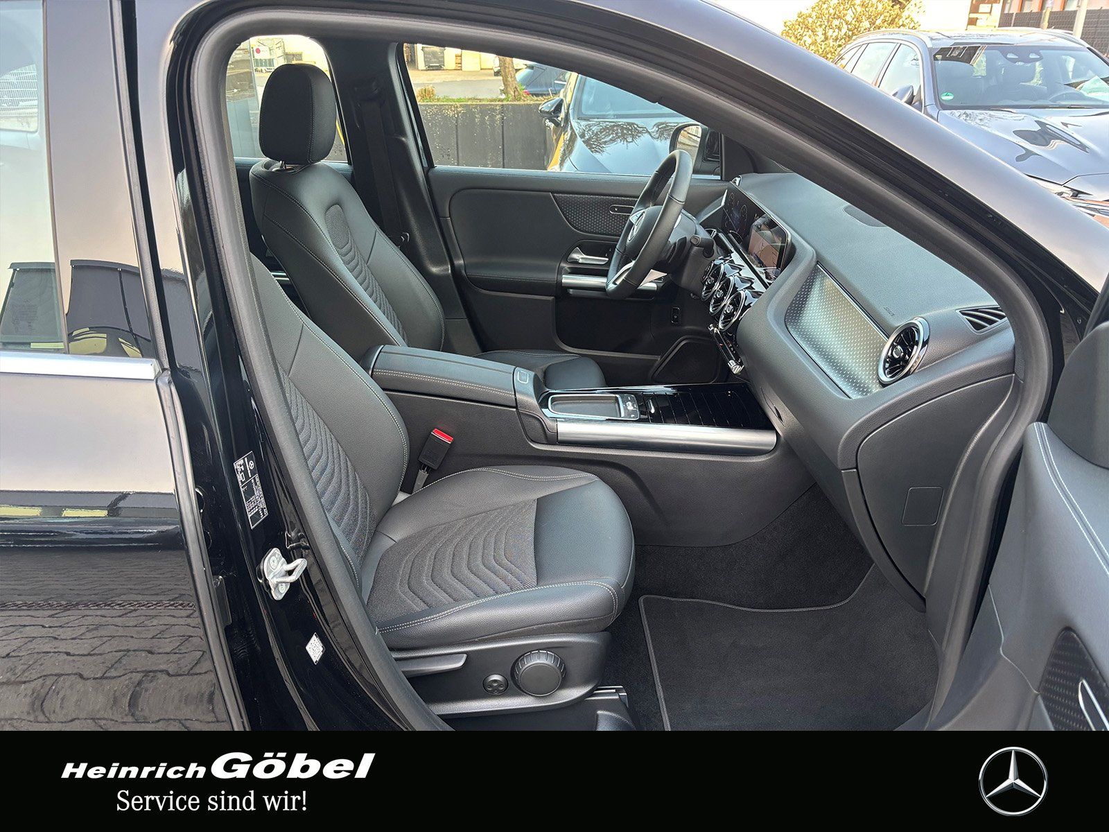 Fahrzeugabbildung Mercedes-Benz GLA 180 PROGRESSIVE*KAMERA*APPLE-CARPLAY*LED