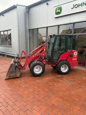 Schäffer 2030 S mit Kabine und Straßenbeleuchtung