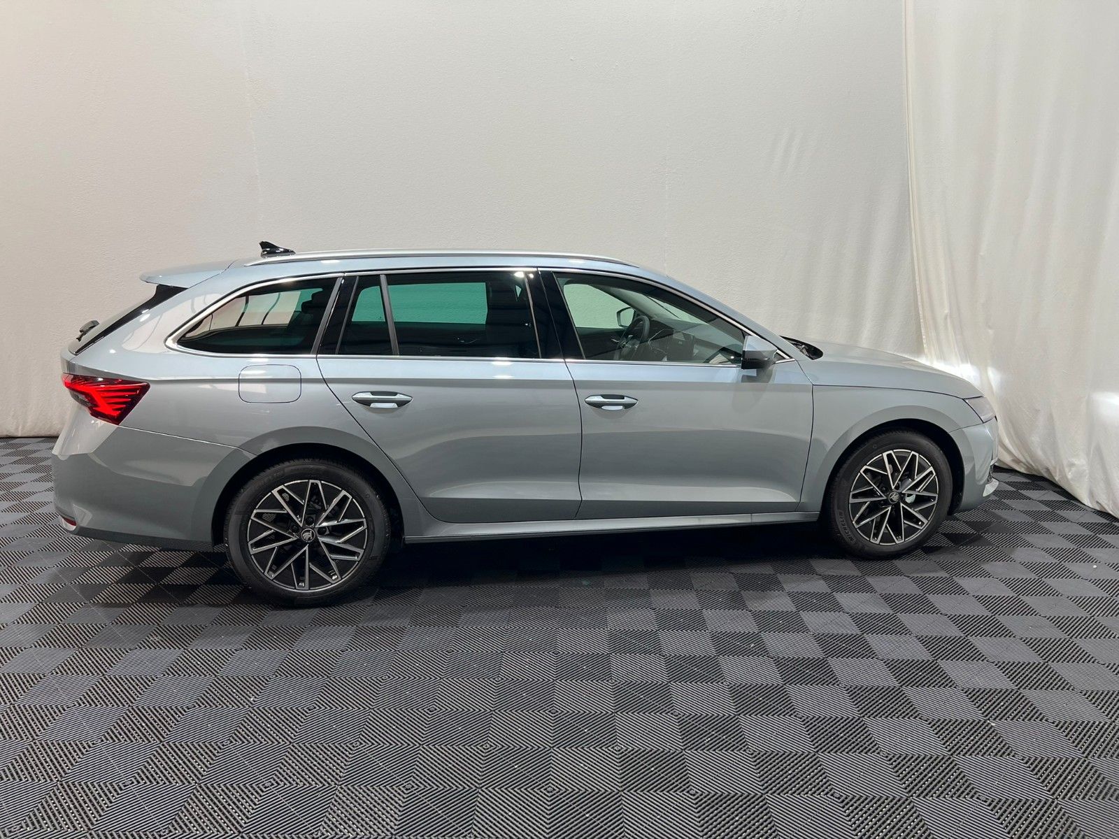 Fahrzeugabbildung SKODA Octavia 2.0 TDI 110kW DSG Selection Combi