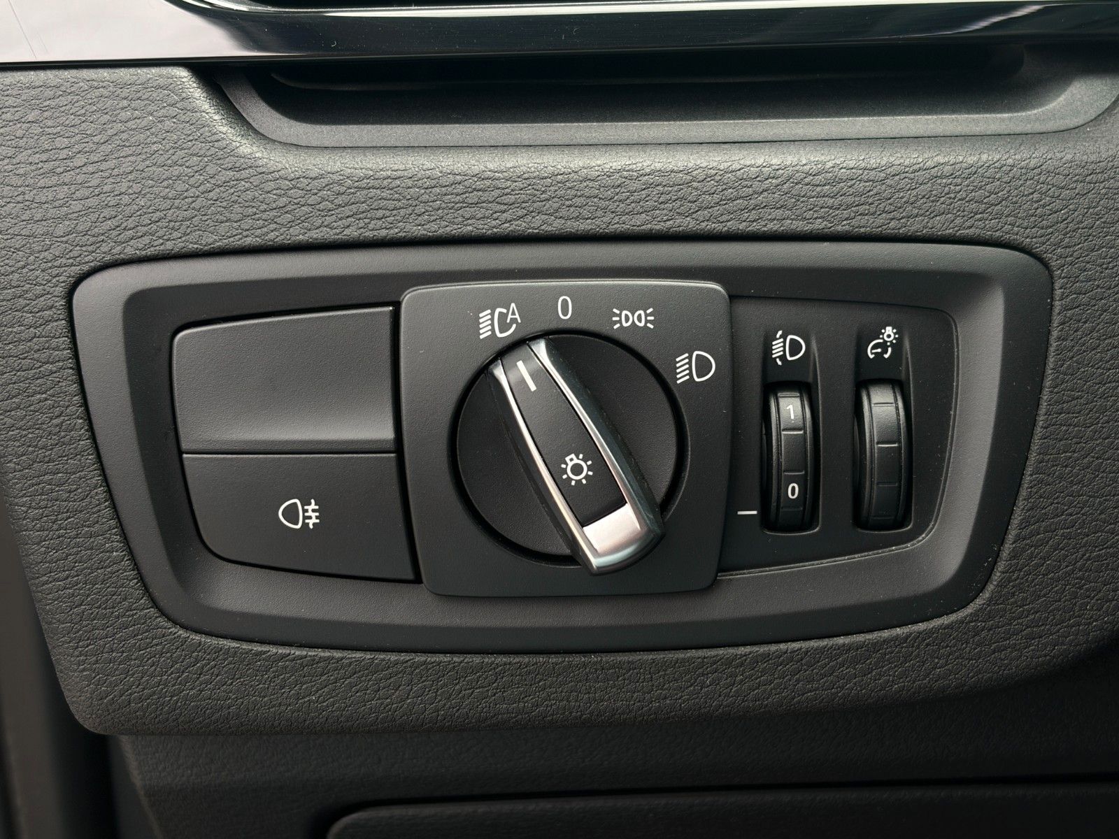 Fahrzeugabbildung BMW X1 sDrive 20d Temp. AHK PANO LED CAM KZG CarPlay