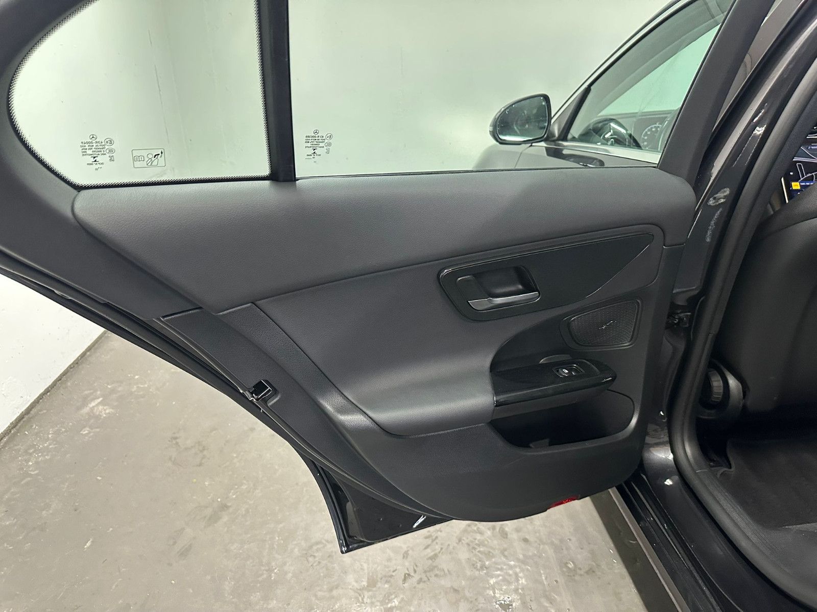 Fahrzeugabbildung Mercedes-Benz C 200 d Autom. AAVANTGARDE*AHK*KAMERA*