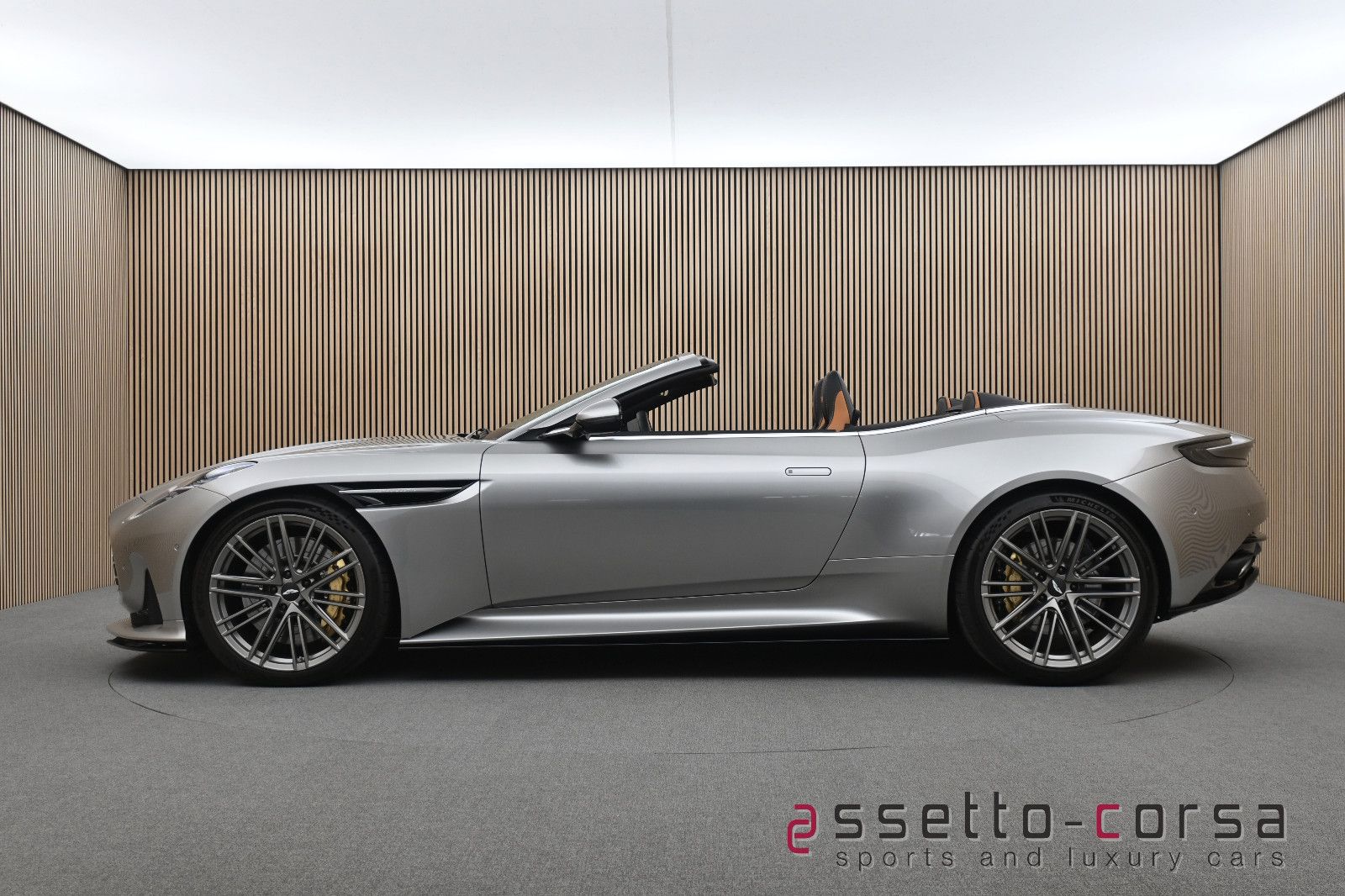 ASTON MARTIN DB12