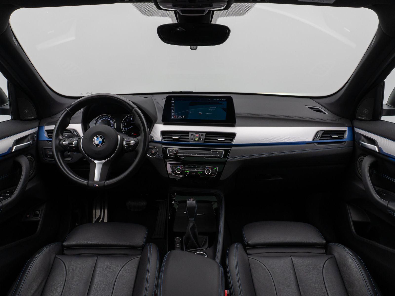 Fahrzeugabbildung BMW X1 xD25e M Sport Panorama Kamera HUD H/K Komfort