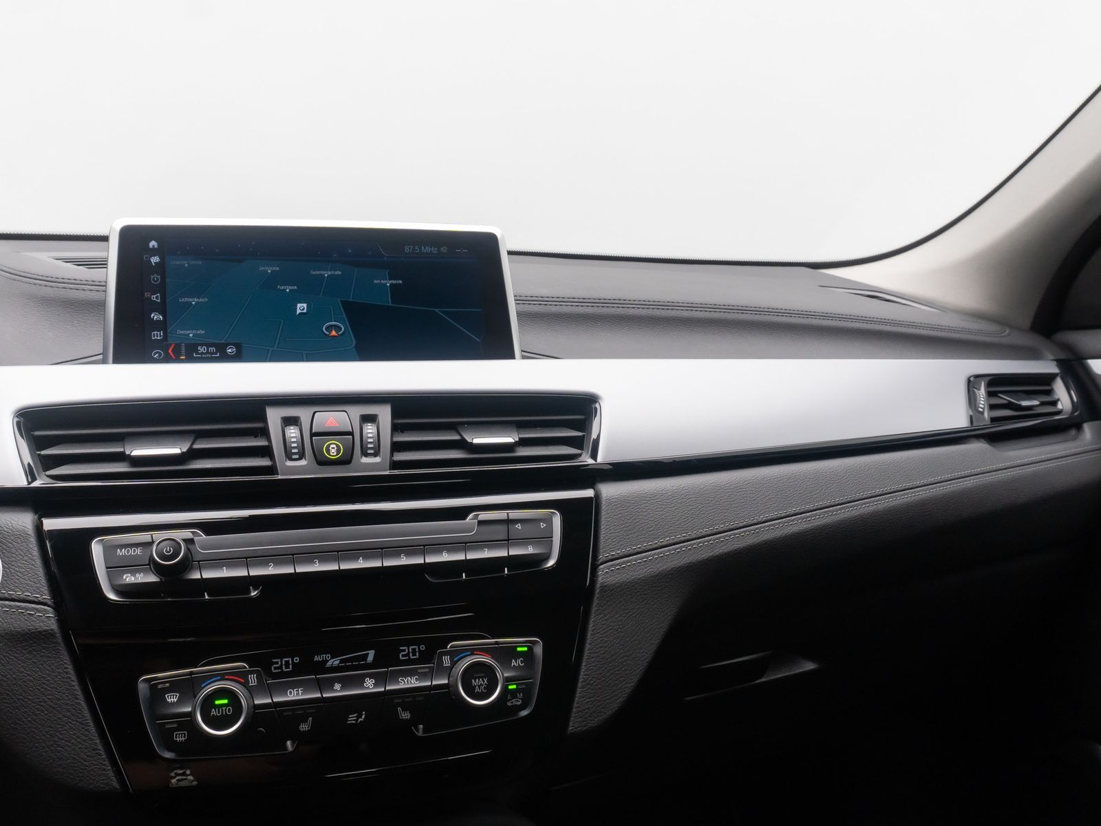 Fahrzeugabbildung BMW X2 sD18i GeschwindigReg ParkAss DAB Navi Lordos
