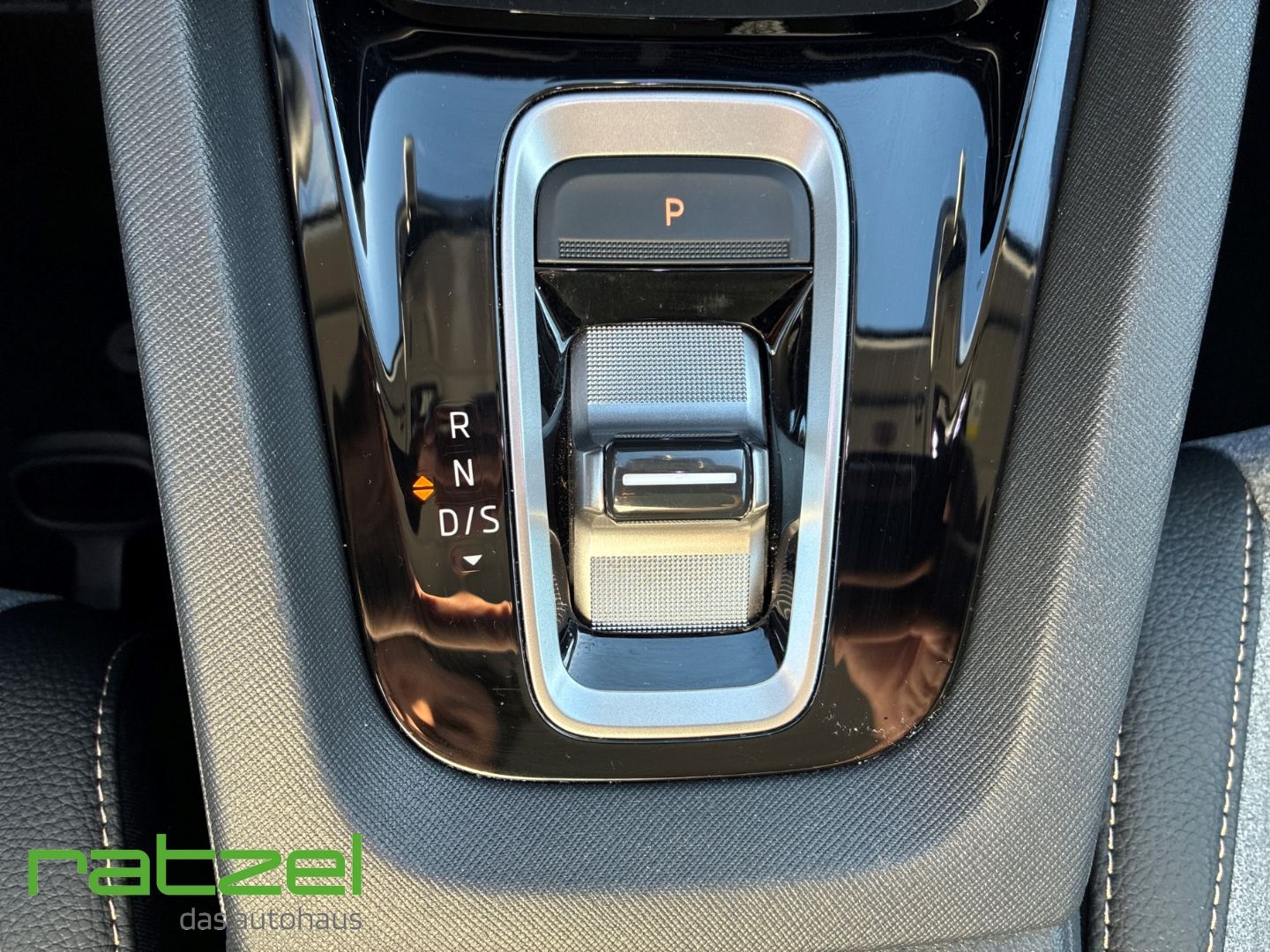 Fahrzeugabbildung SKODA Octavia Combi Selection 2.0 TDI HUD Navi T-Leder