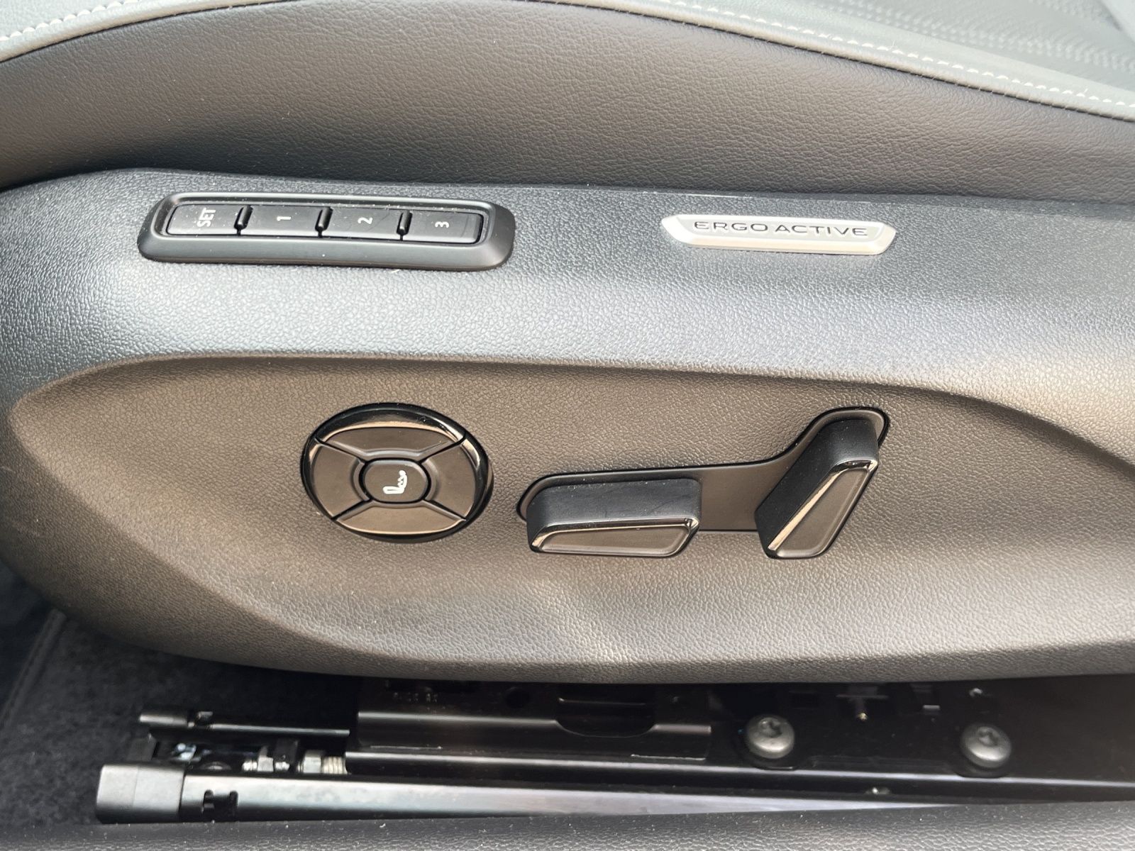 Fahrzeugabbildung Volkswagen Passat 2.0 TDI Elegance DSG LED ACC 18" AHK Lede
