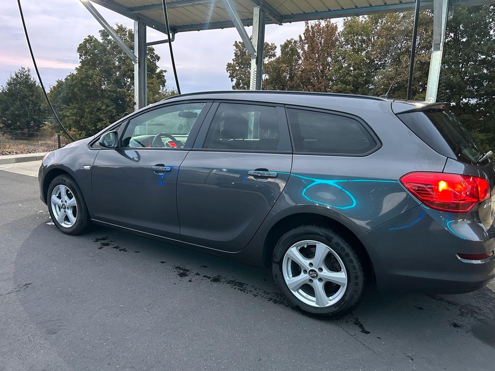 Opel Astra 2012 — салон