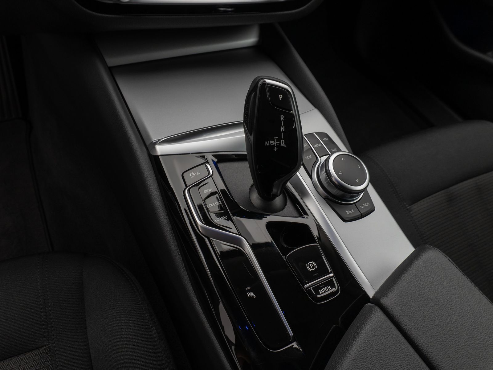 Fahrzeugabbildung BMW 520d Kamera HiFi HUD DAB WLAN Komfort Alarm AHK