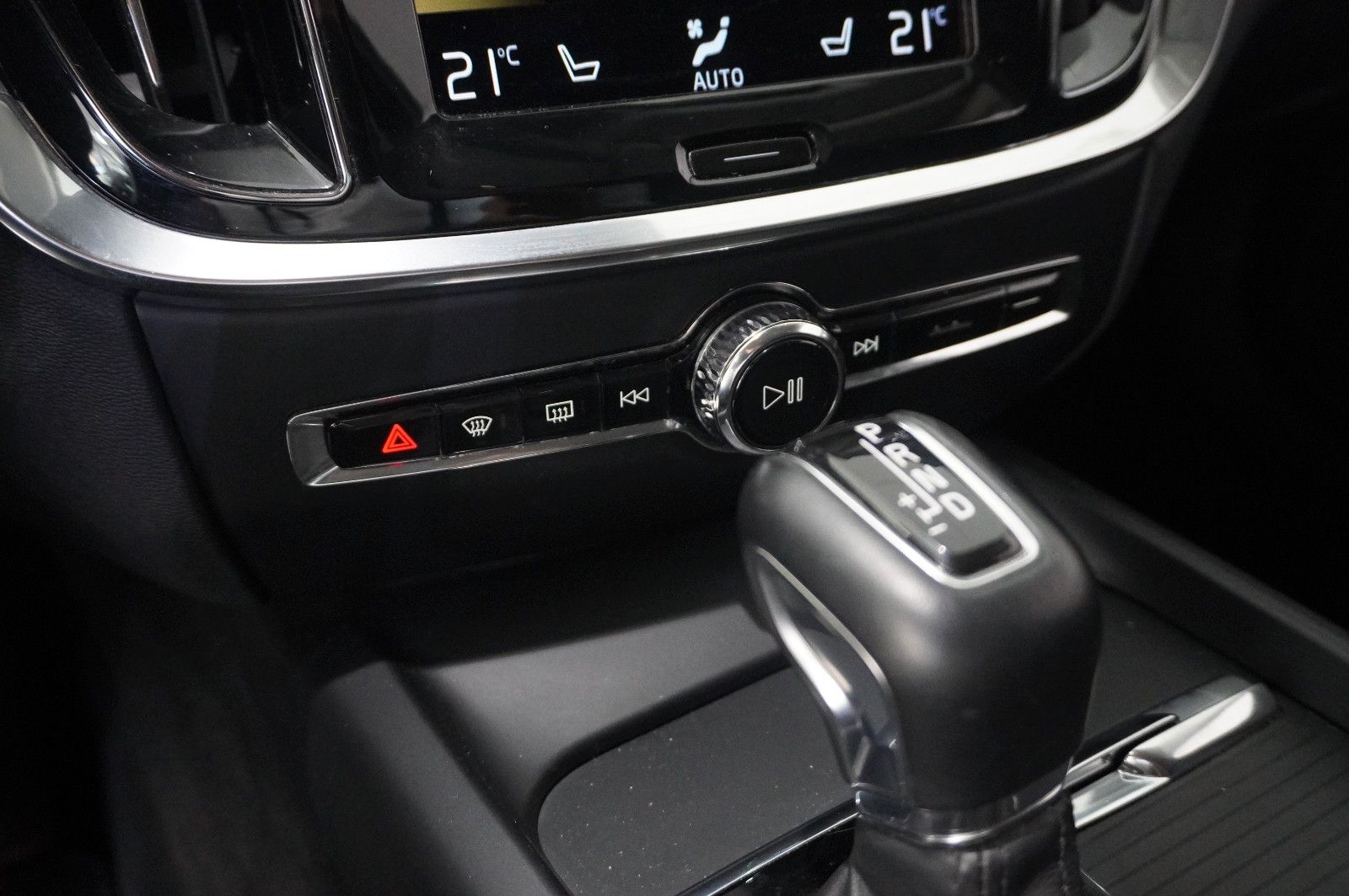 Fahrzeugabbildung Volvo V60 Kombi  MOMENTUM PRO NAVI/LED/KAMERA/SHZ/DAB+