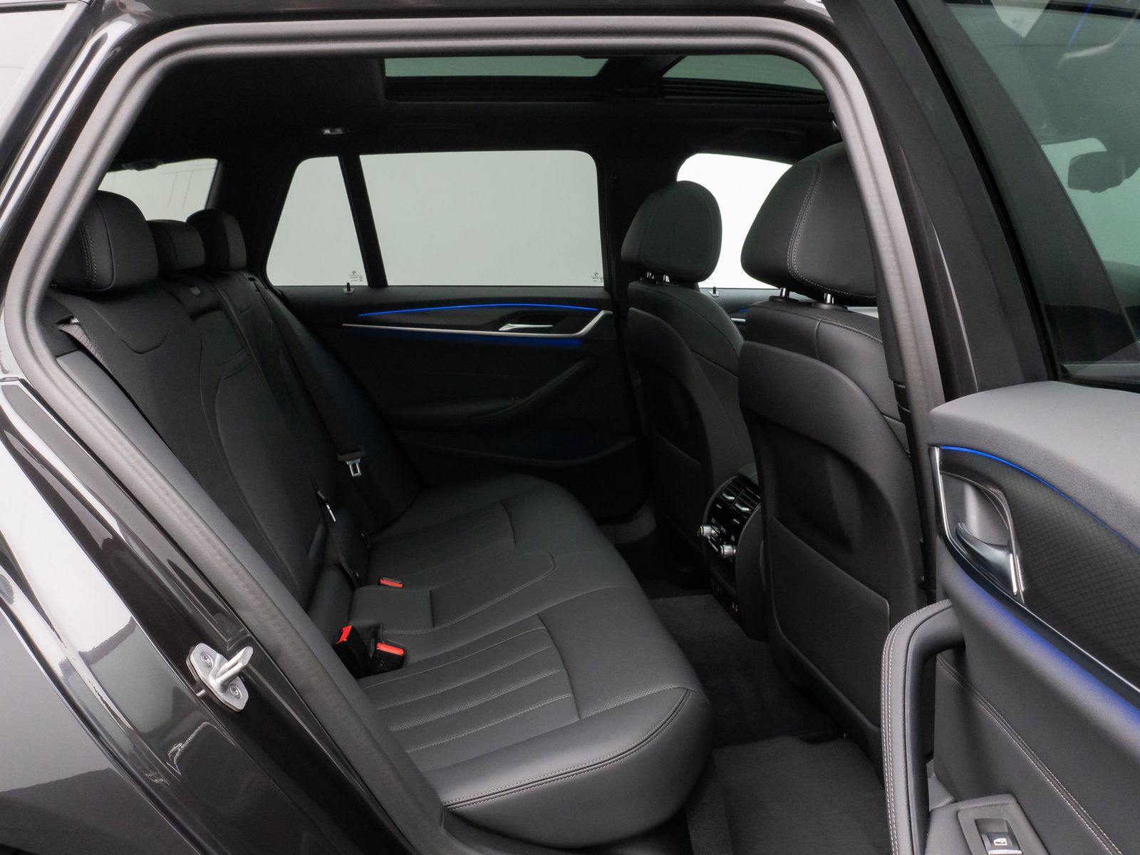 Fahrzeugabbildung BMW 520d xD M Sport Panorama Kamera DAB AHK Alarm