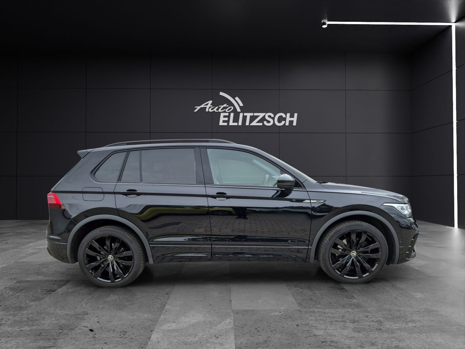 Fahrzeugabbildung Volkswagen Tiguan TDI R-Line DSG 4M Matrix STHZ AHK ACC Nav