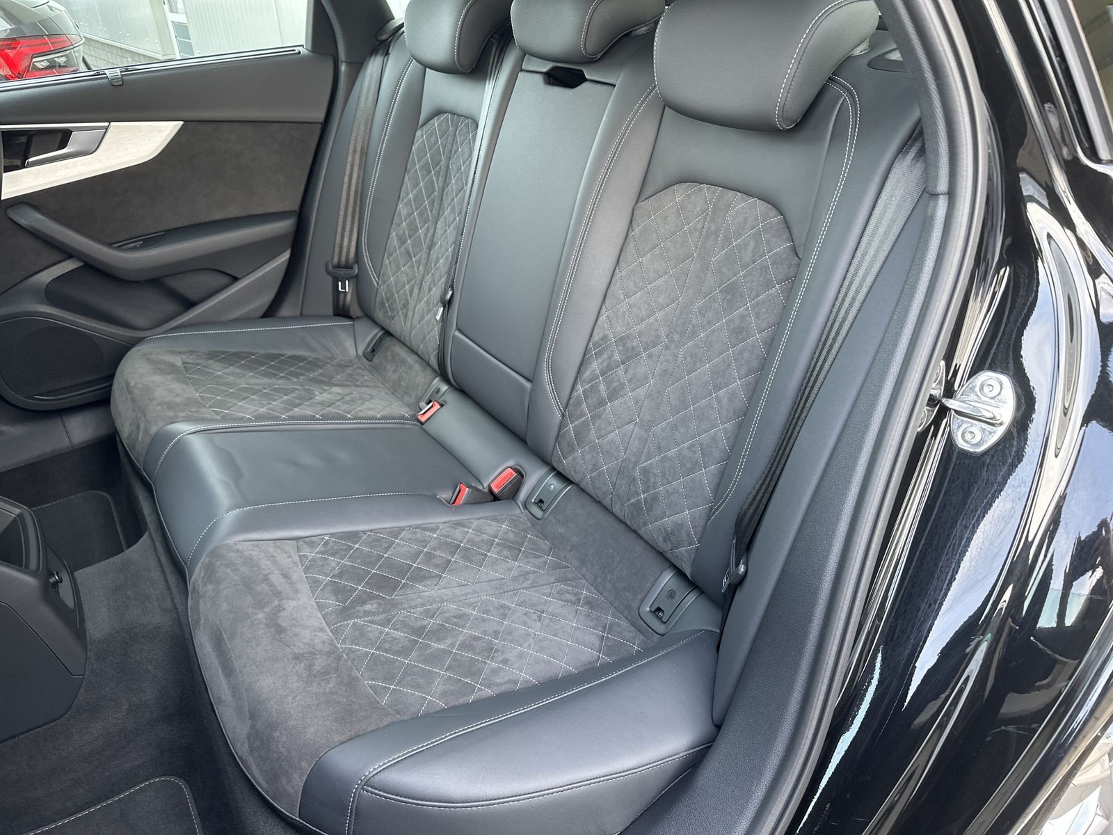 Fahrzeugabbildung Audi A4 Avant 40 TDI Advanced NAV+LED+AHK+PANO+17ZOLL