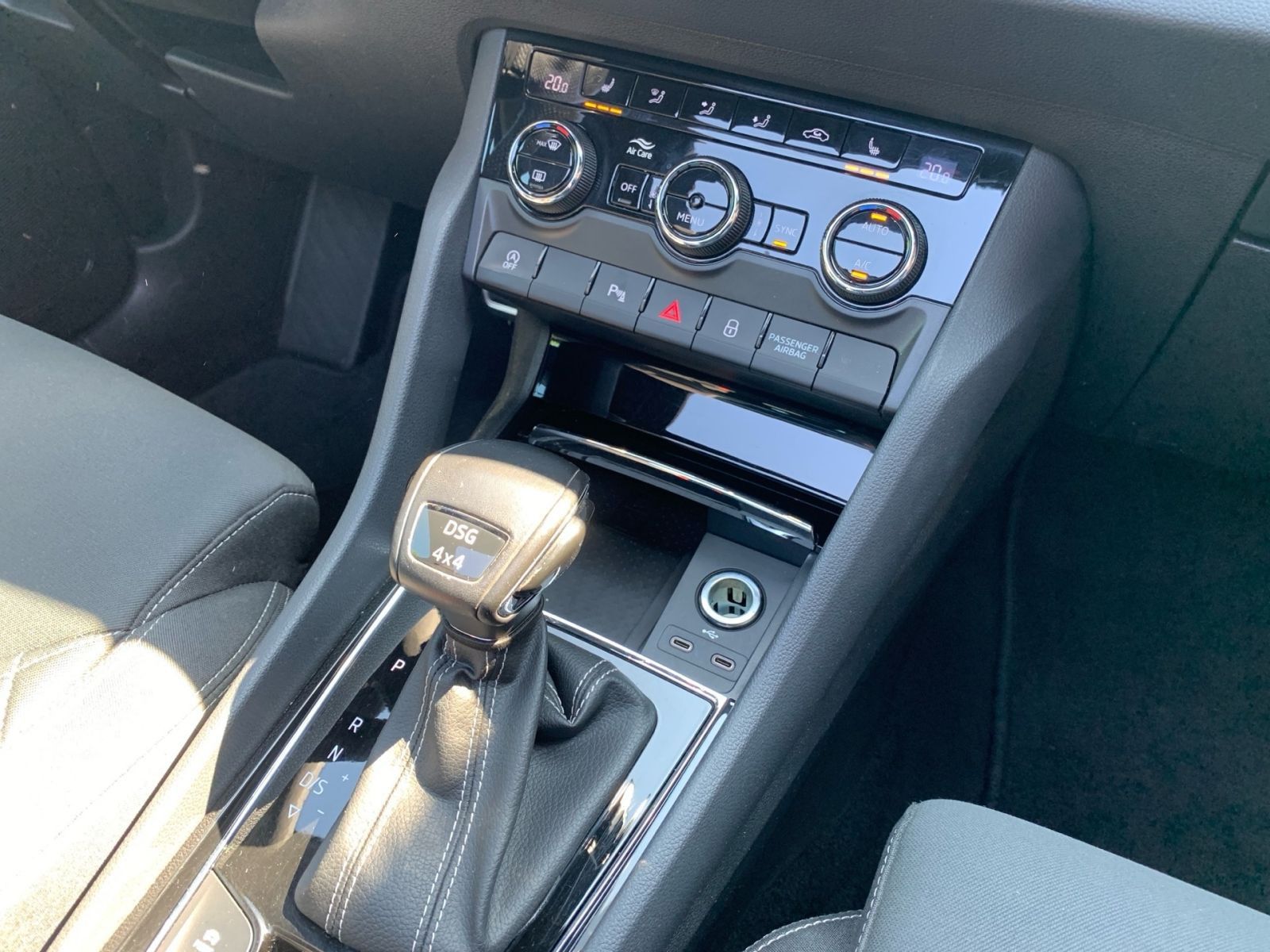 Fahrzeugabbildung SKODA Karoq 2.0 TSI DSG Sportline 4x4 OPF Pan.Dach