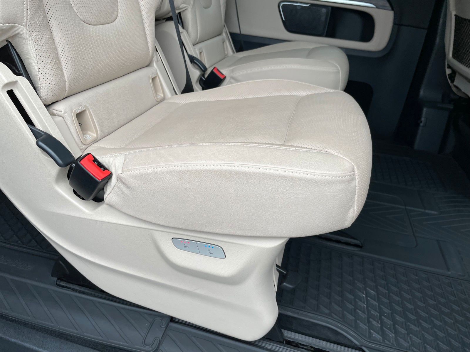 Fahrzeugabbildung Mercedes-Benz V 300 d AVA ED 4MATIC Sitzklima Burmester 6Sitze