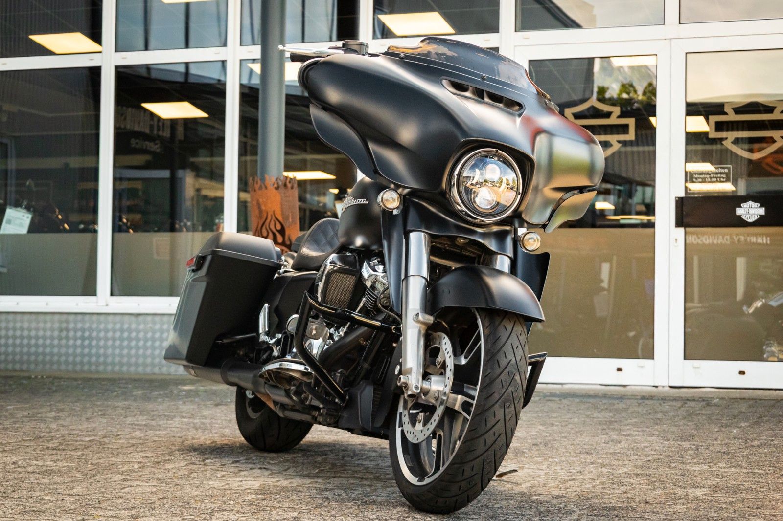 Fahrzeugabbildung Harley-Davidson STREET GLIDE SPECIAL FLHXS -APE - JEKILL&HYDE -