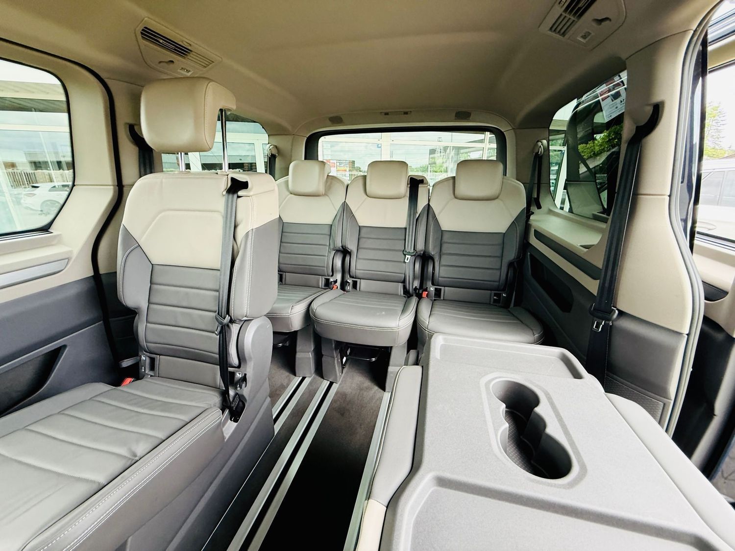 Fahrzeugabbildung Volkswagen T7 Multivan 2,0 TDI LANG, 7-Sitze, DSG, LED, AHK